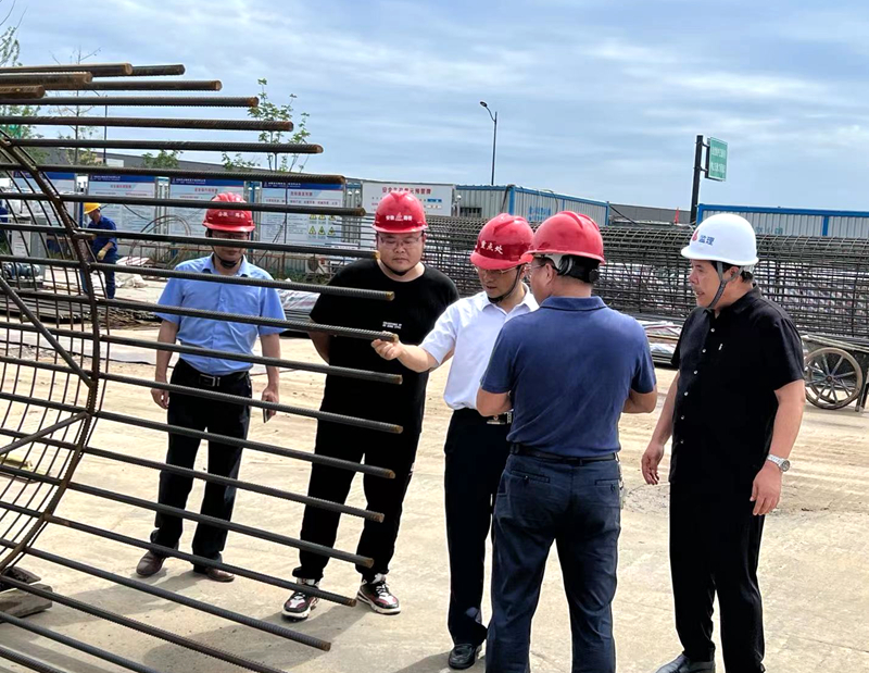 金寨縣委副書記、縣長張澗到史河(金寨段)防洪提升工程-7#防汛大橋項目檢查指導工作3