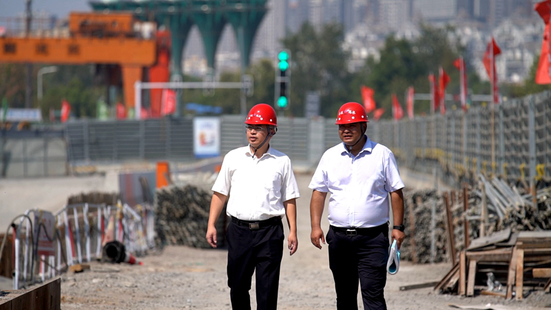 錢(qián)申春4(左一)